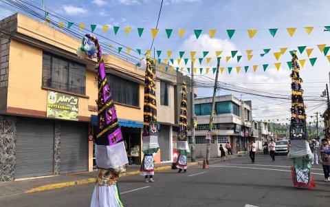 Otros personajes también son recreados en el arrastre de las banderas en Saquisilí.