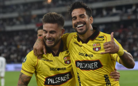 Tito Villalba celebra el segundo gol de Barcelona ante Liga de Quito.