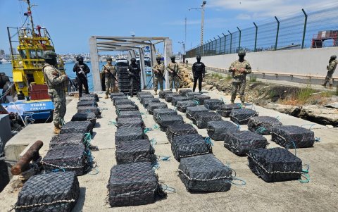 Los ocupantes de la embarcación fueron trasladados al puerto de Manta, donde quedaron a disposición de la Policía