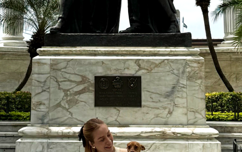 Fernanda Vélez y su 'perrihijo' Tomy.