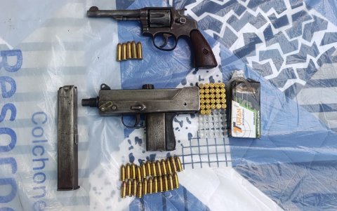 Según información policial, la vivienda habría servido como bodega de armamento vinculada al grupo delictivo conocido como Los Águilas.