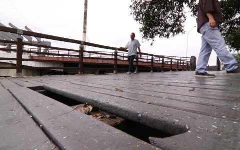 En el puente del Velero, en la avenida Barcelona, hay huecos que ponen en peligro a los peatones.