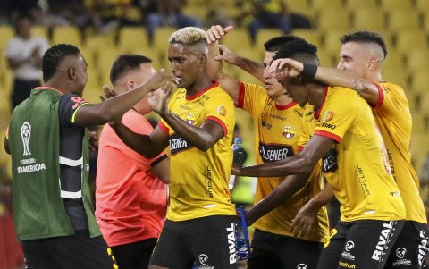 Martínez celebró con todos sus compañeros un tanto c0n Barcelona SC en Copa Libertadores.