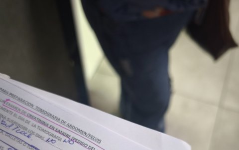 Receta. Sin sellos se da a los pacientes papeles con los nombres de los reactivos.