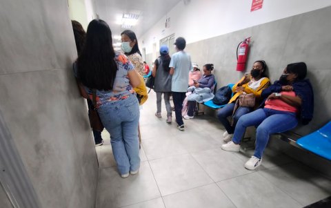 Espera. La falta de reactivos obliga a los pacientes a esperar meses por una cita.