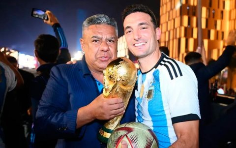 El presidente de AFE, Claudio Tapia (i) y el entrenador Lionel Scaloni (d) se reunieron en Buenos Aires