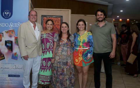 Karyna junto a sus padres, Víctor y Karyna Arteaga, y sus hermanos Lidia y Victorino.