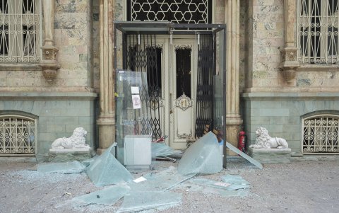 La entrada dañada del Palacio Saadabad de Teherán tras ser alcanzada en un ataque de Estados Unidos e Israel.