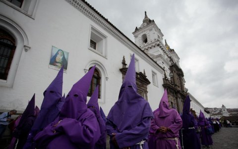Cucuruchos recorren las calles del Centro Histórico de Quito como símbolo de penitencia durante el Viernes Santo.