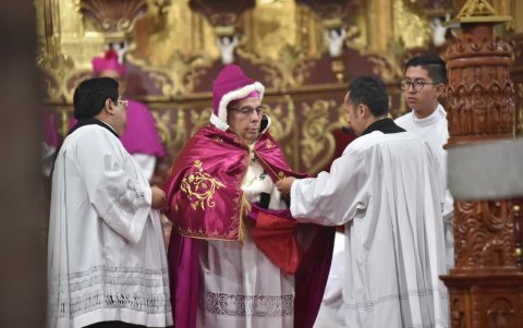 El arzobispo de Quito encabezó la ceremonia del Arrastre de Caudas, reafirmando la tradición religiosa única de la ciudad.