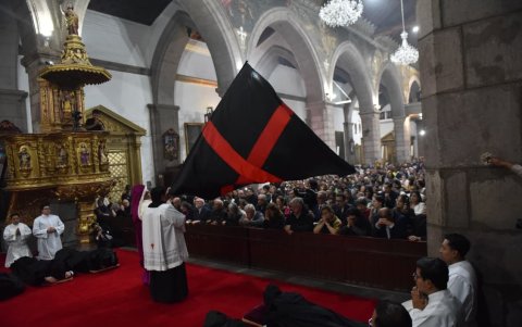 Arrastre de Caudas en Quito, tradición que se mantiene desde 1550 y atrae a fieles y turistas.