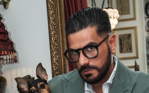 Con su mascota, Joaquín.