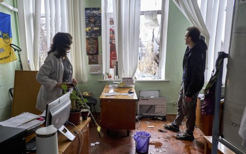 Los ucranianos limpian los escombros del hospital dañado en una zona residencial de Járkov, en el noreste de Ucrania, el 3 de abril de 2026.