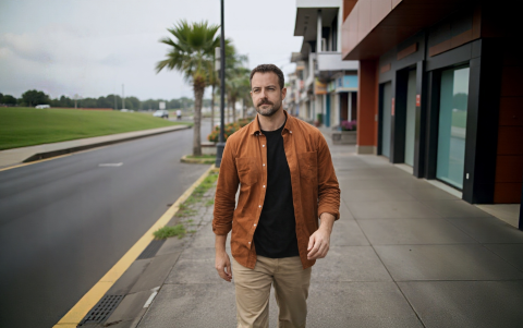 En territorio, la IA propone una paleta de tres tonos que ordena el look sin restarle naturalidad.
