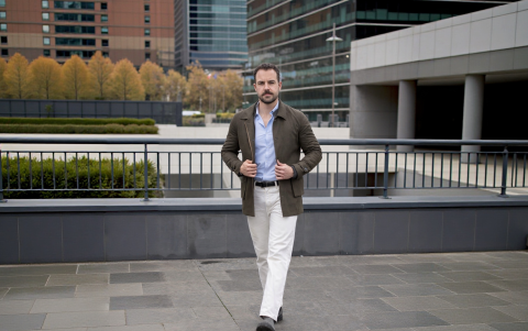 La IA refuerza su identidad: botas como sello, pero integradas a un look más pulido.