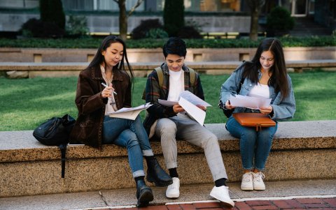 La SENESCYT ofrece financiamiento para que estudiantes ecuatorianos continúen sus estudios de cuarto nivel en el extranjero.