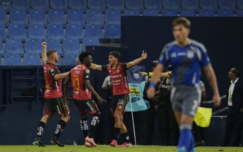 Los jugadores del Deportivo Cuenca celebran uno de los dos tantos con los que vencieron a Emelec en Guayaquil.