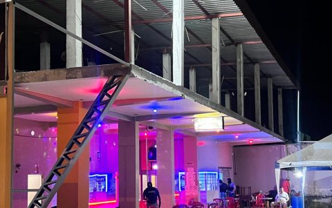 Fuentes policiales indicaron que el establecimiento no contaba con permisos de funcionamiento y operaba de manera clandestina