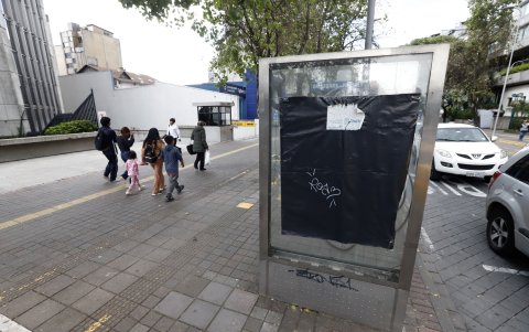 Muchas de las estructuras están grafiteadas. Una que está en la av. Amazonas y Patria fue cubierta con un plástico negro.