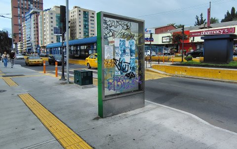 El mupi ubicado en la av. 6 de Diciembre está grafiteado y con afiches pequeños.