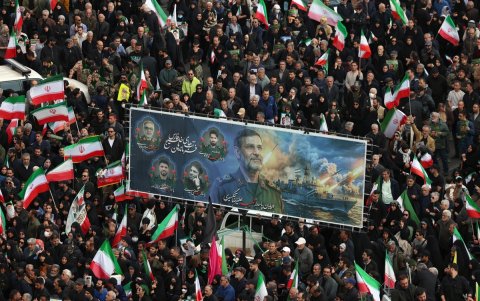 Iraníes participan en el funeral del comandante de la Armada de los Cuerpos de la Guardia Revolucionaria Islámica (IRGC),