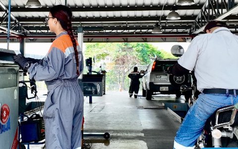 Conductores acuden a centros de revisión en Guayaquil