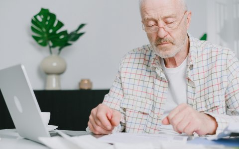 Jubilados exigen al Gobierno pagos oportunos y denuncian una deuda acumulada que supera los 100 millones de dólares.