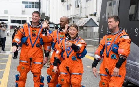 Fotografía cedida por la NASA donde aparece la tripulación de la misión Artemis II.