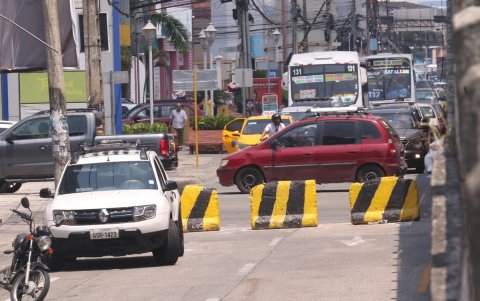 El cierre de la avenida Rodolfo Baquerizo Nazur, en La Alborada, ha desviado el flujo vehicular.