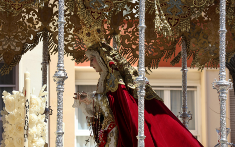 Fieles participan en procesiones durante el feriado de Semana Santa.