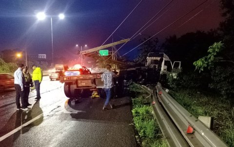 Un conductor de tráiler se estrelló contra un poste de alumbrado público en vía a la costa, el 4 de marzo de 2026, afectando al servicio de energía eléctrica en la zona.