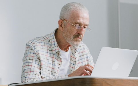 El trámite digital del SRI permite gestionar la devolución del IVA, pero no todas las facturas aparecen automáticamente.