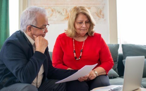 Adultos mayores enfrentan retrasos y rechazos en la devolución del IVA, pese a que la ley garantiza el beneficio.