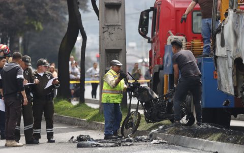 Tras el choque en La Magdalena, la motocicleta se incendió y vecinos intentaron retirarla del lugar del accidente.