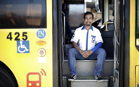 Fotografía del 26 de febrero de 2026 que muestra al conductor salvadoreño Irving Ayala posando antes de iniciar su jornada laboral en San Antonio de Escazú (Costa Rica).
