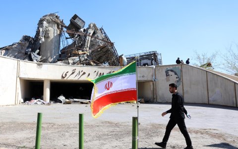 Un funcionario camina junto al complejo deportivo Azadi, que resultó dañado, en Teherán, Irán, el 3 de abril de 2026.