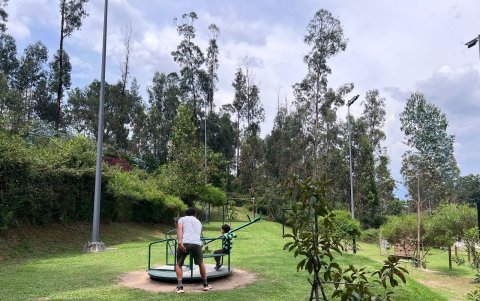El parque Bosque de Cumbayá cuenta con juegos infantiles y senderos aptos para todas las edades.