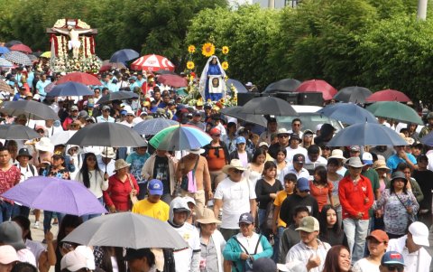 La caminata de los fieles en Santa Elena se realizó bajo un fuerte resguardo policial.