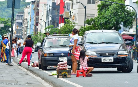 Niños también se ven obligados a estar en la calle, en medio del comercio