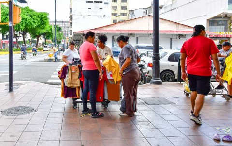 Muchos de estos vendedores no pagan los trámites que requieren los servicios formales.