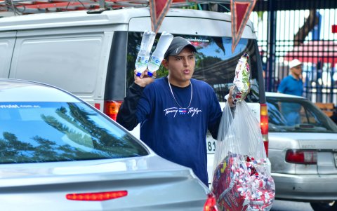 Es común la presencia de vendedores de agua, incluso en la parte exterior del Municipio de Guayaquil.