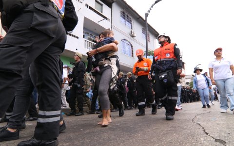 Penitencia. Viviana León junto a su sobrina hizo la procesión, el viernes.