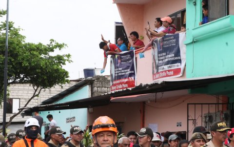 Generosidad. Desde los balcones de las casas, varias personas lanzaban agua o gaseosas para los caminantes.
