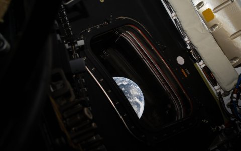 Foto de la Tierra tomada desde la nave Orión de la misión Artemis II.