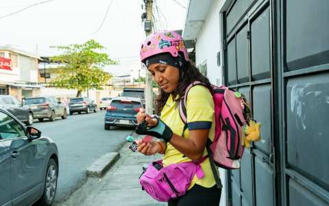 Cinthya Buenaño, quien se moviliza en patines en Guayaquil, destaca la importancia del equipamiento y la preparación para que la experiencia sea agradable y segura.
