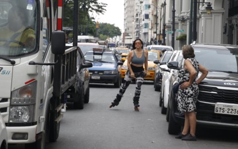 Malú Villacreses se moviliza en patines por Guayaquil, pese al irrespeto de conductores a la ciclovía como sucede en el tramo de avenida Malecón, al pie del Municipio.