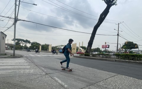 Un estudiante se moviliza en patineta por el norte de Guayaquil. La micromovilidad atrae, pero aún existen riesgos por la falta de infraestructura y la violencia vial.