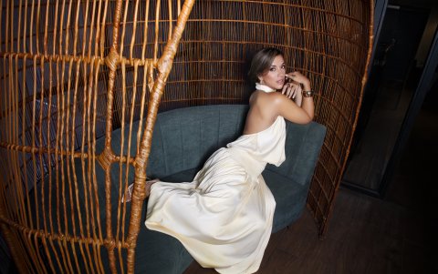 El vestido con cuello halter convierte lo tropical en sofisticado.