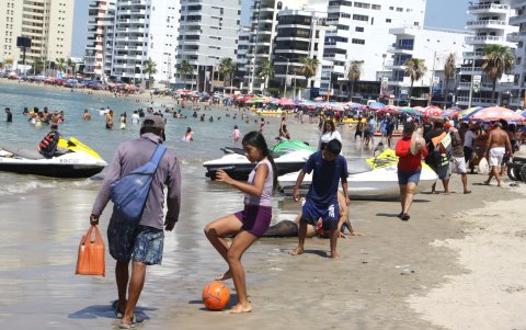 Lla masiva llegada de turistas no solo se concentró en Salinas, sino que se extendió a balnearios cercanos
