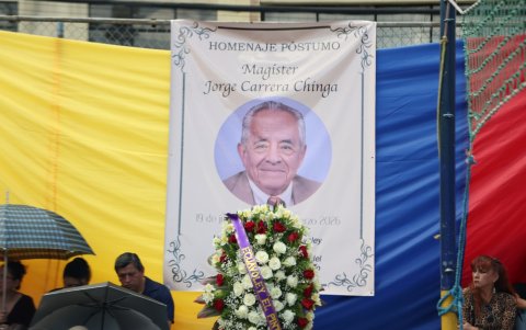 En la esquina de la cancha se develó una placa en honor a Carrera.
